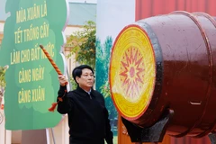 After beating a drum to kick off the tree-planting festival, State President Luong Cuong joins delegates, representatives of political and social organisations, and local residents in planting trees at a hill in Chi Lang district’s Chien Thang commune. (Photo: VNA)