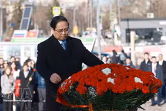 Prime Minister Pham Minh Chinh lays flowers in tribute to President Ho Chi Minh at the late leader's monument in Moscow on March 23 morning. (Photo: VNA)