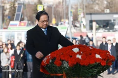 Prime Minister Pham Minh Chinh lays flowers in tribute to President Ho Chi Minh at the late leader's monument in Moscow on March 23 morning. (Photo: VNA)