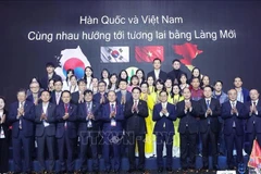 State President Luong Cuong and delegates attending the “Vietnam Day” programme pose for a group photo. (Photo: VNA)