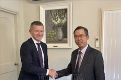 Vietnamese Ambassador to Australia Pham Hung Tam (R) meets Anthony McFarlane, Head of Corporate Affairs at SunRice (Photo: VNA)