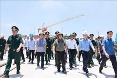 Prime Minister Pham Minh Chinh (C) inspects the construction site of the new Phong Chau bridge in Phu Tho (Photo: VNA)