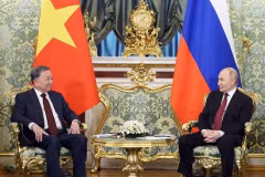 Party General Secretary To Lam (L) holds talks with Russian President Vladimir Putin. (Photo: VNA)