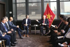 Standing Deputy Prime Minister Nguyen Hoa Binh (R) receives José Fernández da Ponte, President of the Stellar Development Foundation. (Source: VTV)