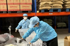 Workers pack the coffee husk for export. (Photo: Courtesy of Simexco Daklak)