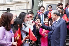 Representatives of the Vietnamese community in the UK bid farewell to Party General Secretary To Lam and his spouse. (Photo: VNA)