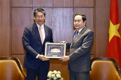 National Assembly (NA) Chairman Tran Thanh Man (right) presents a gift to Japanese Ambassador to Vietnam Ito Naoki at their meeting in Can Tho city on January 20. (Photo: VNA)