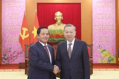 Party General Secretary To Lam (right) receives Ouch Borith, a member of the Cambodian People's Party Central Committee's Standing Board and First Vice President of the Cambodian Senate, in Hanoi on January 20. (Photo: VNA)