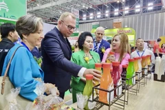 Representatives of domestic and foreign business associations visit a booth at Vietfood & Beverage – Propack Vietnam 2025. (Photo: VNA)