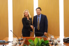 Minister of Construction Tran Hong Minh (R) receives Mariam Sherman, WB Country Director for Vietnam, Cambodia, and Lao in Hanoi on April 18. (Photo: VNA) 