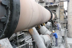 A worker at La Hien cement company in Thai Nguyen province. (Photo: VNA)