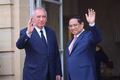 French Prime Minister Francois Bayrou (left) welcomes Prime Minister Pham Minh Chinh in Paris on June 10. (Photo: VNA)