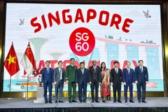 Deputy Prime Minister Nguyen Chi Dung (fourth, left) and other delegates pose for a group photo at the event. (Photo: baochinhphu.vn)