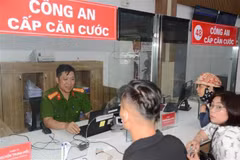 A police officer help residents change citizen identity cards at the public service centre of the newly formed Hon Gai ward, Quang Ninh province. (Photo: VNA)