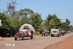 Cambodian residents in Preah Vihear province, near the border with Thailand, evacuate to avoid the conflict on December 8, 2025. (Photo: Xinhua/VNA)