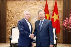 Party General Secretary To Lam (right) receices US Assistant Secretary of State for East Asian and Pacific Affairs Michael DeSombre in Hanoi on February 13. (Photo: VNA)