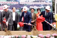Vietnamese and Lao delegates perform the groundbreaking sand-shovelling ceremony to launch the construction of the Houaphanh provincial Radio and Television Station on October 27. (Photo: VNA) 