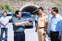 PM Pham Minh Chinh checks Quang Ngai – Hoai Nhon expressway (Photo: VNA)