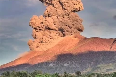 Ash billows from the crater of Mount Kanlaon on Negros Island, the Philippines. (Photo: Xinhua/VNA)