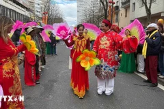 An “ao dai” (Vietnamese traditional long dress) show at the Lunar New Year parade in Paris. (Photo: VNA)