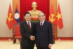 General Secretary of the Lao People’s Revolutionary Party (LPRP) and President of Laos Thongloun Sisoulith and Nong Duc Manh (R), former General Secretary of the Central Committee of the Communist Party of Vietnam. (Photo: baochinhphu.vn)