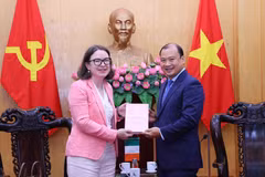 Assoc. Prof. Dr. Le Hai Binh, Standing Vice President of the Ho Chi Minh National Academy of Politics (right), and Irish Ambassador to Vietnam Deirdre Ni Fhallúin. (Photo: VNA)