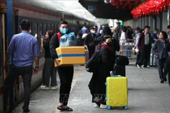 People return to Hanoi to prepare for the first working day of the Lunar New Year at Hanoi Railway Station. (Photo: VNA)