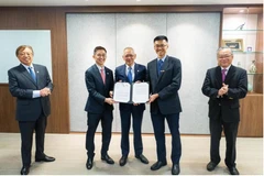 Singapore's Deputy Prime Minister and Minister for Trade and Industry Gan Kim Yong (far right) and Sarawak Premier Abang Johari Tun Openg (far left) witness the awarding of the conditional approval to Sembcorp Utilities on October 17 (Photo: MTI)