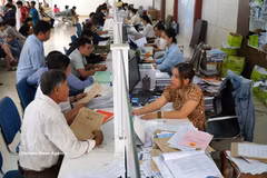 People come to do procedures at the “one-stop shop” of the People’s Committee of Hoa Vang district, Da Nang city. (Photo: VNA)