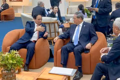 Prime Minister Pham Minh Chinh (L) meets with Chinese Premier Li Qiang on the sidelines of the expanded BRICS summit in Rio de Janeiro, Brazil on July 7 (Photo: VNA)