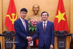 Associate Professor Dr Doan Minh Huan (R), Politburo member and Director of the Ho Chi Minh National Academy of Politics, and Na Ki Hong, General Director of Samsung Vietnam, at their meeting in Hanoi on March 4. (Photo: VNA)