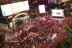 A crowd gather at an event on Nguyen Hue pedestrian street in Ho Chi Minh City. (Photo: VNA)