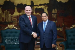 Prime Minister Pham Minh Chinh (right) and Russian Minister of Civil Defence, Emergencies and Disaster Relief Aleksandr Kurenkov at their meeting on March 5. (Photo: VNA)