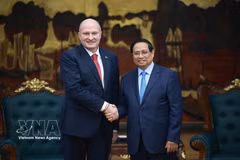 Prime Minister Pham Minh Chinh (right) and Russian Minister of Civil Defence, Emergencies and Disaster Relief Aleksandr Kurenkov at their meeting on March 5. (Photo: VNA)