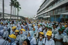 Thousands of workers listen to remarks by the company's top brass at a Sritex factory in Sukoharjo, Central Java, on February 28. The company has laid off over 10,000 workers after it ceases operations. (Photo: Antara)