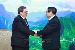 Prime Minister Pham Minh Chinh (R) receives Cuban Minister of Foreign Affairs Bruno Rodríguez Parrilla (Photo: VNA)