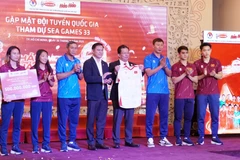 Representatives of the two national women's football teams and U22 squad with sponsor Acecook Vietnam at the ceremony in Ho Chi Minh City on November 30 (Photo: VNA)