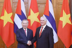 General Secretary of the Communist Party of Vietnam Central Committee To Lam (L) and First Secretary of the Communist Party of Cuba Central Committee and President of Cuba Miguel Díaz-Canel Bermúdez pose for a photo. (Photo: VNA)
