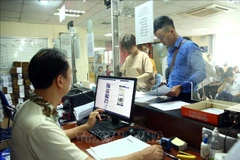 Citizens come to handle business establishment procedures at the business registration office of the Hanoi Department of Finance. (Illustrative photo: VNA)