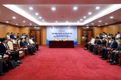 At the signing ceremony on June 12. (Photo: thoibaonganhang.vn)