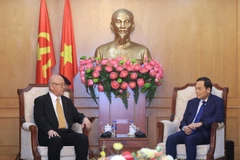 Tran Luu Quang, Secretary of the Communist Party of Vietnam (CPV) Central Committee and head of its Commission for Policies and Strategies (right) and Takebe Tsutomu, Special Advisor to the Japan-Vietnam Parliamentary Friendship Alliance (JVPFA). (Photo: VNA)