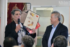 Gilbert Tenèze, head of the France – Vietnam Friendship Association chapter in Eure-et-Loir province (l), shares his thoughts on solidarity and friendship with Vietnam at a celebration honouring the solidarity and friendship between the people of France and Vietnam, held on October 11, 2025 in the village of Voves in Les Villages Vovéens commune, Eure-et-Loir province, in central France. (Photo: nhandan.vn)