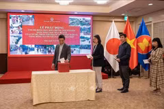 Officials and staff of the Vietnamese Embassy in Japan donate in support of disaster-affected communities at home. (Photo: VNA)