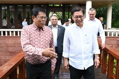 Thai Foreign Minister Sihasak Phuangketkeow (right) welcomes Myanmar Minister of Foreign Affairs Than Swe to the Trisana Hotel in Phuket for informal talks to discuss a pathway to peace after Myanmar’s election. (Photo: Thailand's Ministry of Foreign Affairs) 