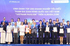 Representatives from outstanding businesses selected to participate in the "Vietnam National Pavilion" in 2025. (Photo: hanoimoi.vn)