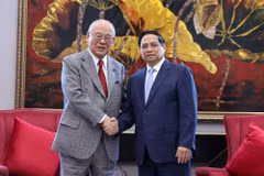 Prime Minister Pham Minh Chinh (R) receives Takebe Tsutomu, Special Advisor to the Japan-Vietnam Parliamentary Friendship Alliance (JVPFA), in Quang Ninh on November 25, 2025. (Photo: VNA)