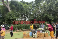 Thai people bring food and drinks to support Thai soldiers at Ta Muen Thom Temple area. (Photo: VNA)