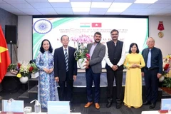Representatives of Indian Business Chamber in Vietnam (INCHAM) present flowers to the Ho Chi Minh Vietnam - India Friendship Association (Photo: VNA)