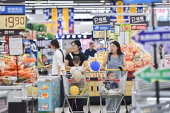 People shop at a supermarket in Shandong province, China. (Photo: Xinhua/VNA)