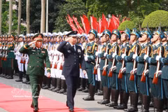 Chief of the General Staff of the Vietnam People’s Army and Deputy Minister of National Defence Gen. Nguyen Tan Cuong (left) and Chief of Staff of the Japan Self-Defense Forces Gen. Uchikura Hiroaki review the guard of honour of the Vietnam People's Army at the welcome ceremony for the latter in Hanoi on June 2. (Photo: VNA)